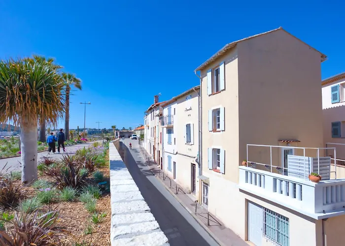 A8 - 2 Bdr Duplex Remparts Heart Of Old Antibes