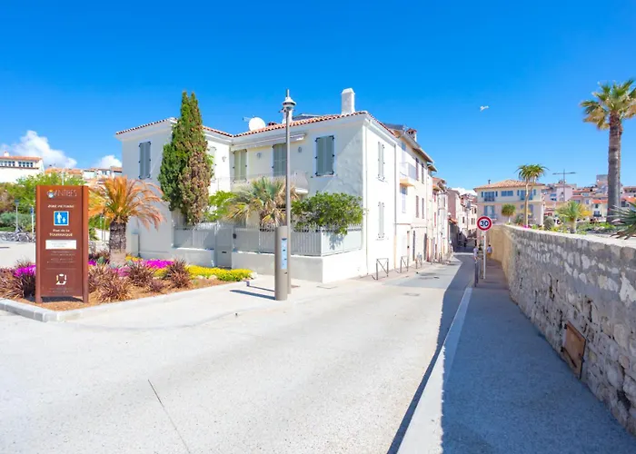 A8 - 2 Bdr Duplex Remparts Heart Of Old Antibes